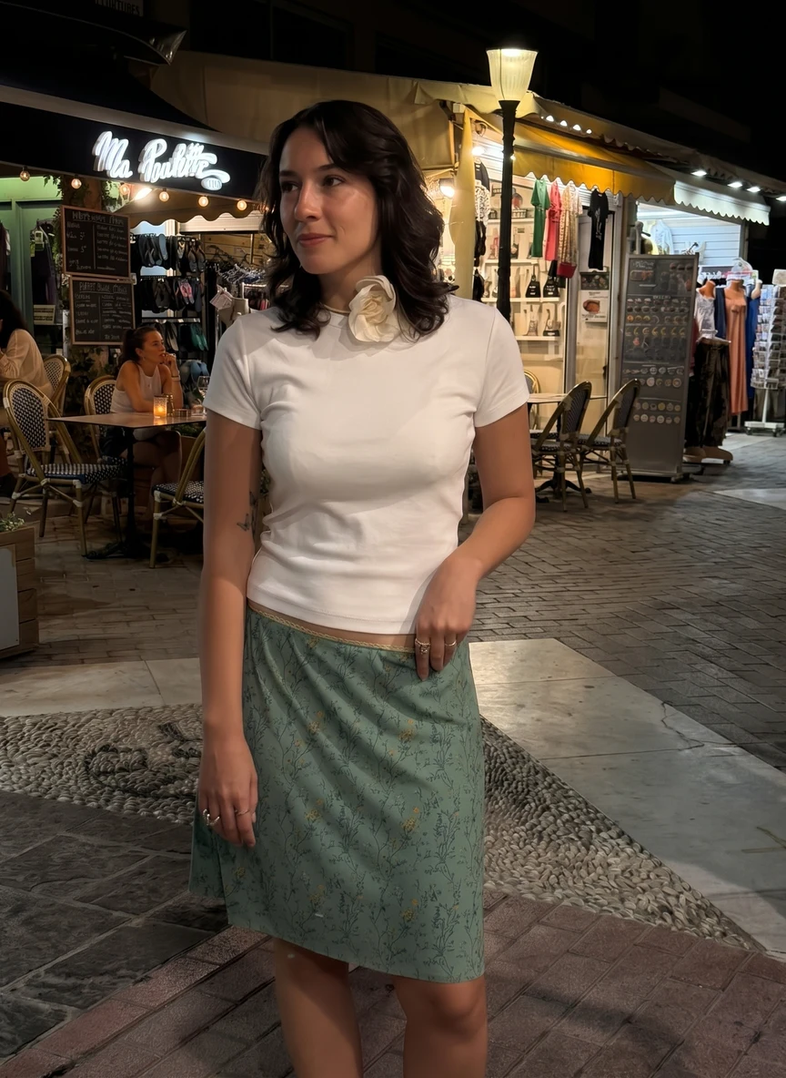 חצאית Green Floral על דוגמנית